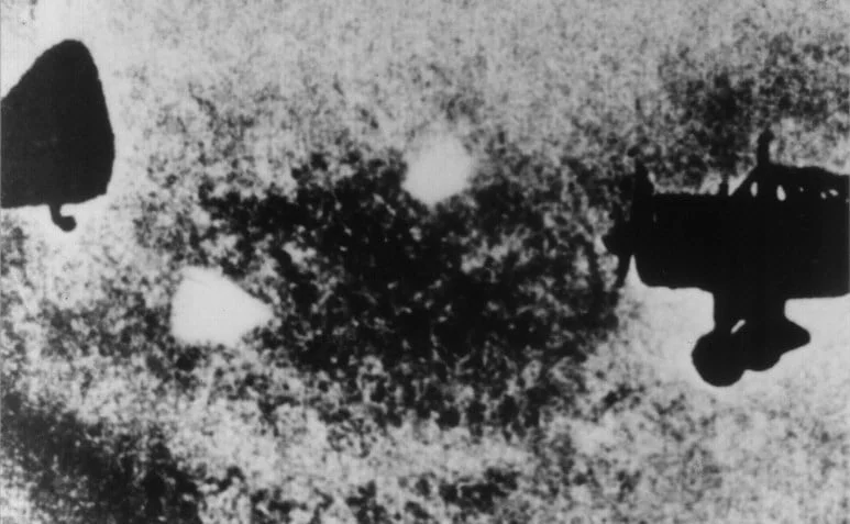 Foram aviadores da 415ª Esquadra de Caças Noturnos dos Estados Unidos que perpetuaram a expressão "Foo-Fighters" (caças-fantasma).