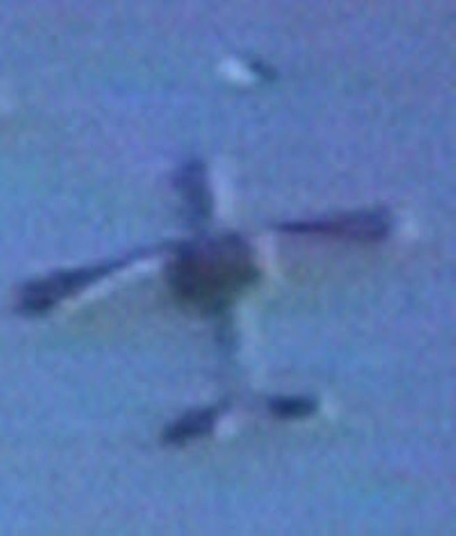 UFO é filmado durante exibição da Esquadrilha da Fumaça em São José dos Campos 1 Detalhe do Tucano e o objeto em voo proximo da aeronave (Reprodução)