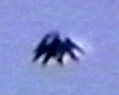 OVNI "Aranha" ou balão? A filmagem do Morro Cháritas, de 1992 1 O "OVNI Aranha", com grande aproximação em zoom e ampliação no equipamento de edição.
