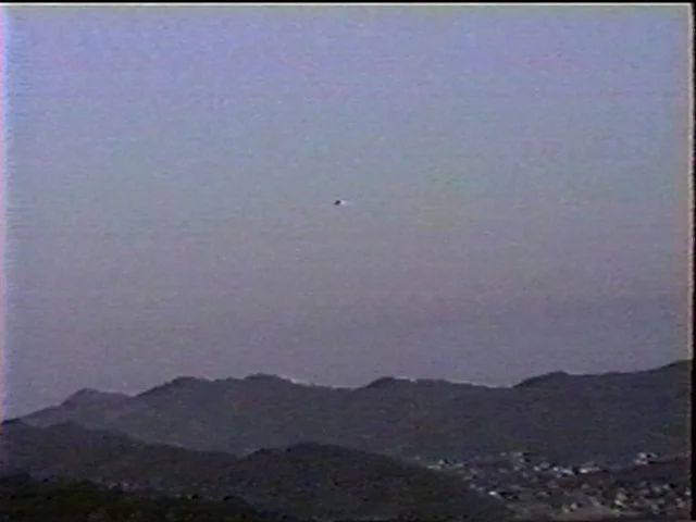 OVNI "Aranha" ou balão? A filmagem do Morro Cháritas, de 1992 2 Aqui, o objeto como visto a olho nu, sem aproximação.
