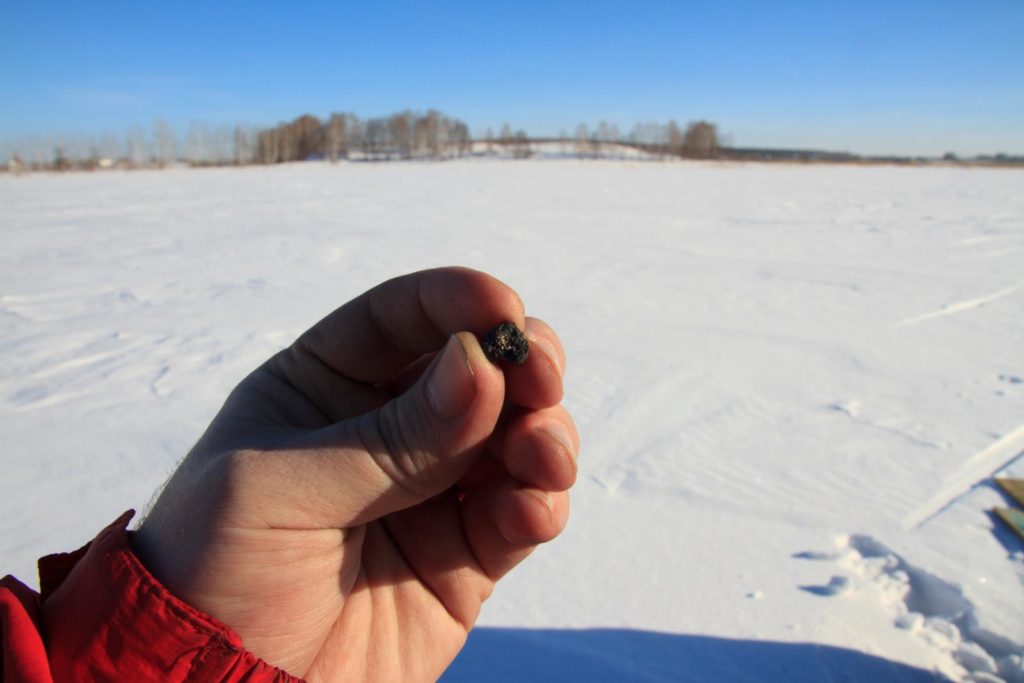 Encontrados fragmentos de meteorito que caiu na Rússia 1 Fragmentos de meteorito que caiu nos Montes Urais, na Rússia