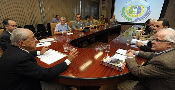 Ministério da Defesa recebe ufólogos para tratar de documentos sobre OVNIs