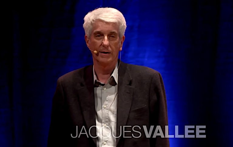 Jacques Vallée durante um TEDx Talks em Bruxelas (Bélgica) em 2011