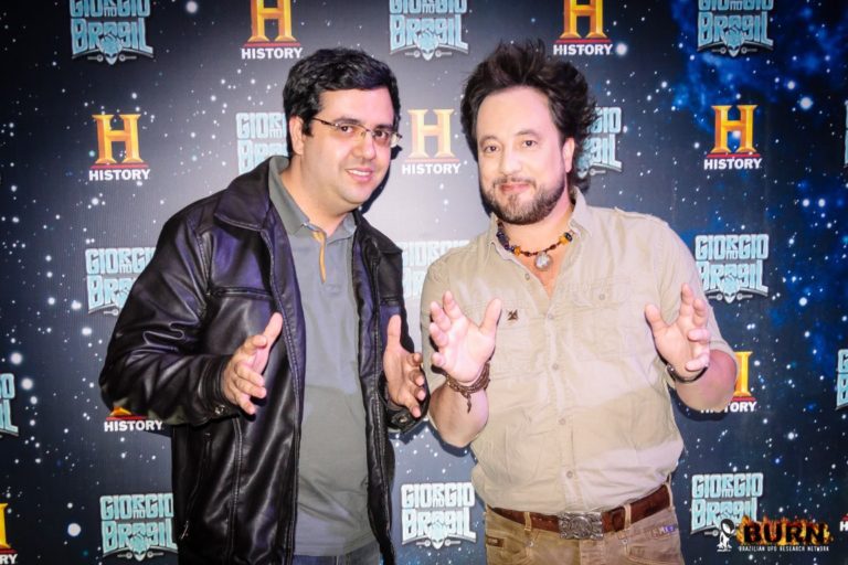 À esquerda: Josef Prado (Portal Burn) entrevistou Giorgio Tsoukalos, apresentador de "Alienígenas do Passado). Foto: cortesia Portal Burn
