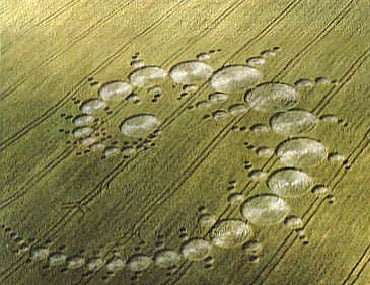 Vídeo de influenciadora registra fenômeno curioso sobre agroglifo em Wiltshire 2 cropcircle 14092003235651