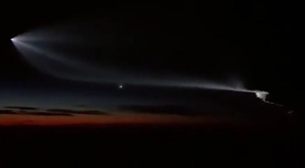 Pilotos de avião filmam OVNI brilhante que rasga o céu do México (Vídeo) 1 OVNI Brilhante no céu do méxico