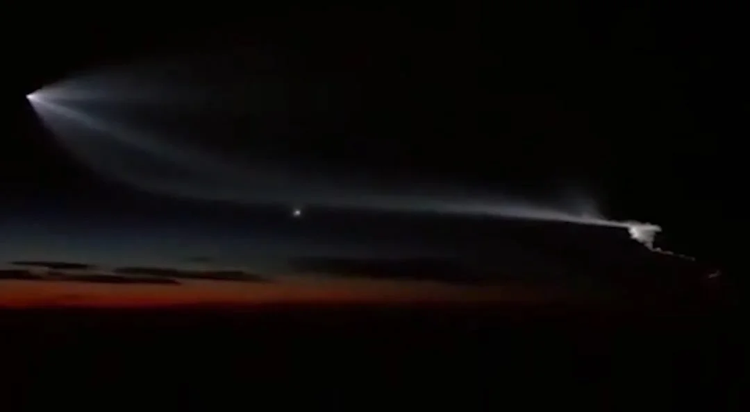 Pilotos de avião filmam OVNI brilhante que rasga o céu do México (Vídeo) 1 Pilotos de avião filmam OVNI brilhante que rasga o céu do México (Vídeo)