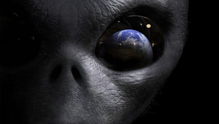 ETs estão se reproduzindo entre humanos e criando raça híbrida, diz professor de Oxford