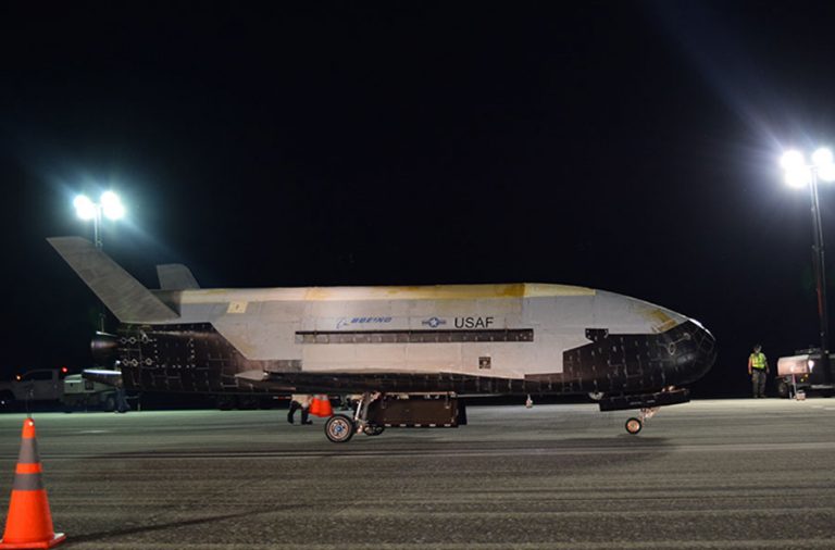 Veículo espacial espião X-37B pousou com sucesso e bateu recorde de 780 dias em órbita.