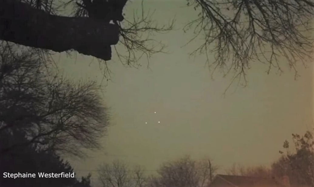 OVNI triangular gigante é visto sobrevoando o Texas no Ano Novo (vídeo) 1 OVNI triangular gigante é visto sobrevoando o Texas no Ano Novo (vídeo)