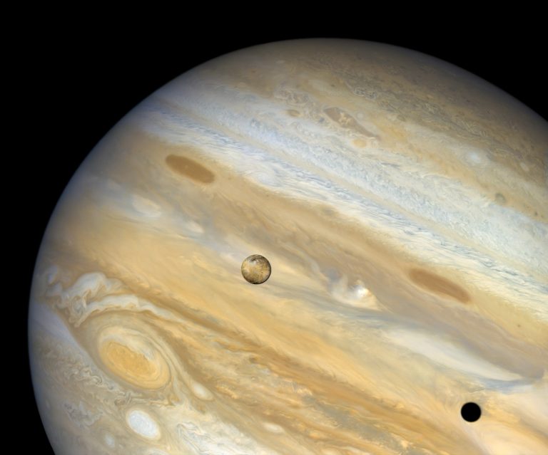 Cientistas descobrem objeto ativo e insólito orbitando o planeta Júpiter
