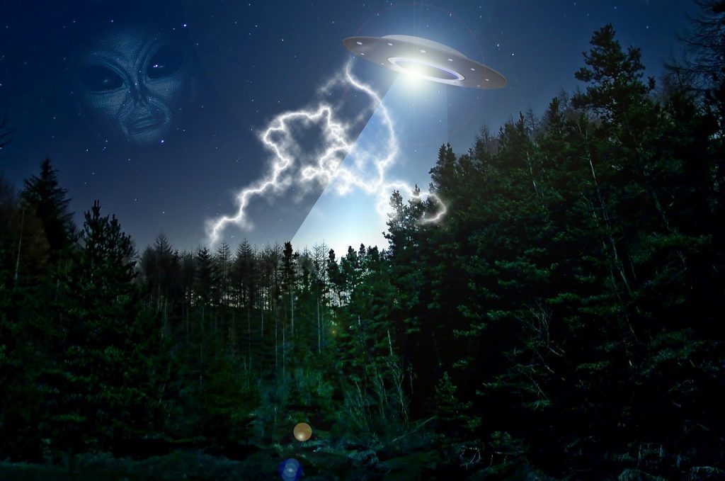 Londres foi a "capital dos UFOs" no Reino Unido durante 50 anos, revela levantamento 1 Ilustração com UFO sobre floresta e figura de um ET. Londres foi a capital dos UFOs entre 1959 e 2009, na Grã Bretanha.