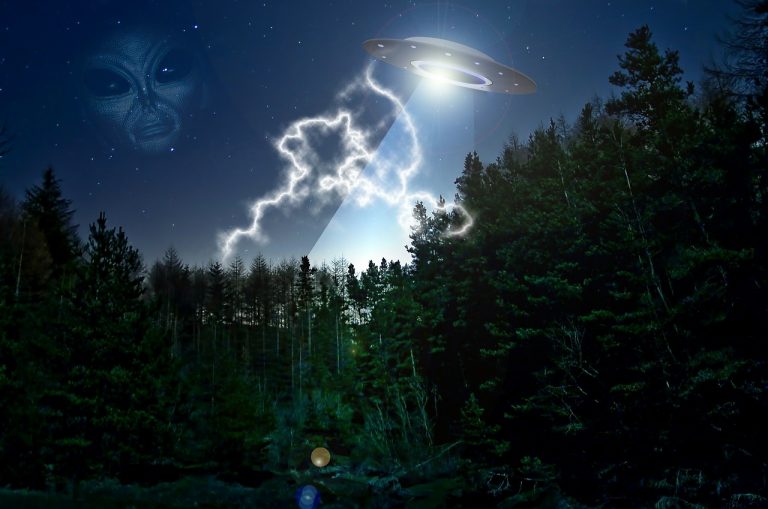 Ilustração com UFO sobre floresta e figura de um ET. Londres foi a capital dos UFOs entre 1959 e 2009, na Grã Bretanha.