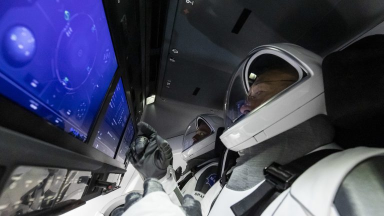 Astronautas fazem teste na crew dragon em janeiro de 2020