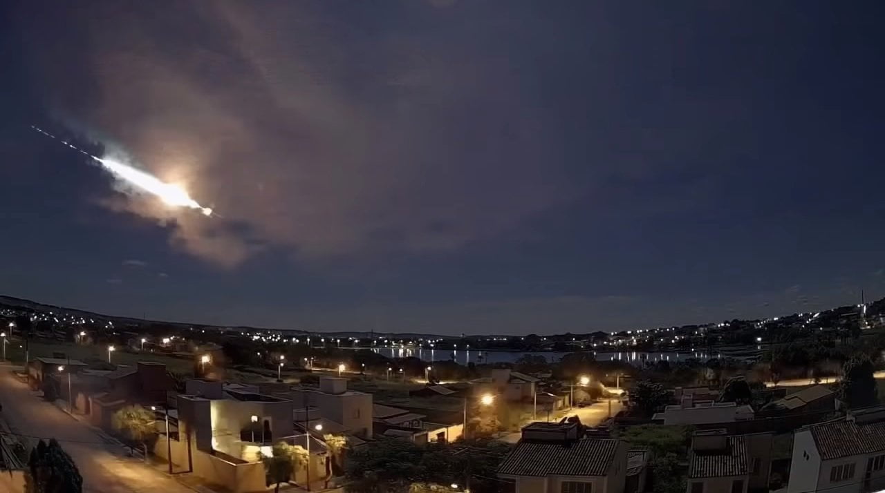 Meteoro gigante explode no céu do Brasil. Imagens são impressionantes 1 Meteoro gigante explode no céu do Brasil. Imagens são impressionantes