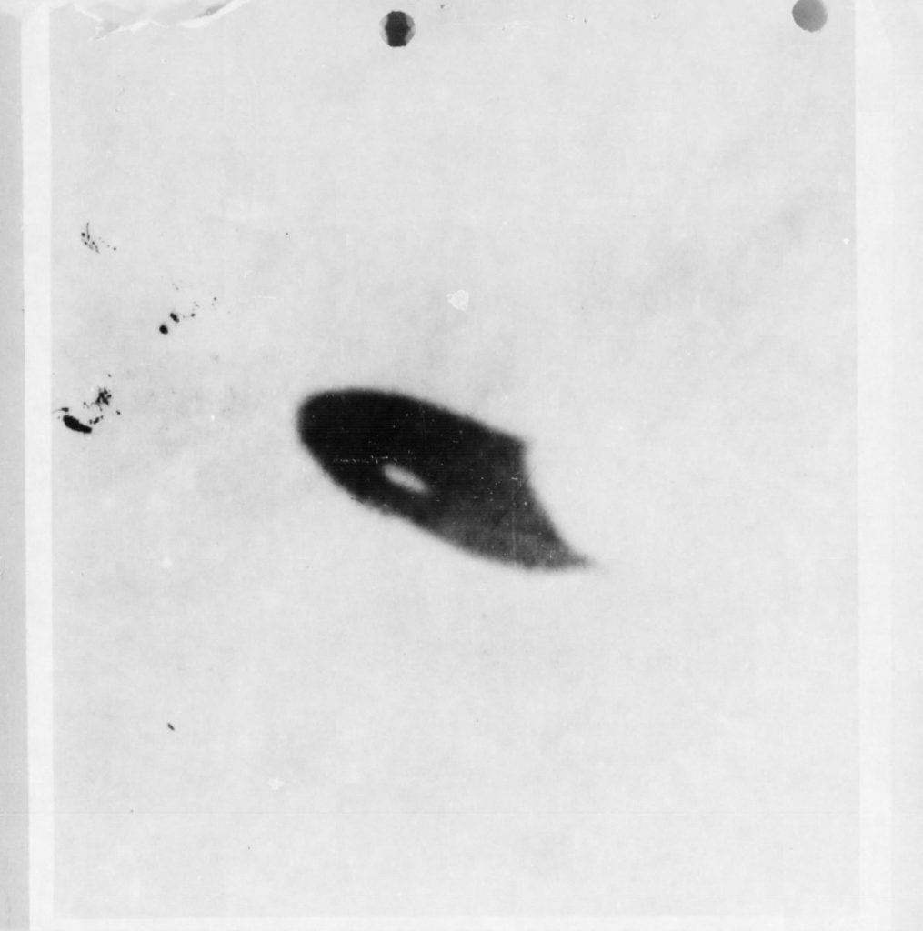 O Memorando "Round Robin": novamente o FBI e os UFOs 1 Foto tirada por William Rhodes, Phoenix, Arizona, 7 de julho de 1947, ilustra o artigo que foi parar no FBI - Memorando Round Robin