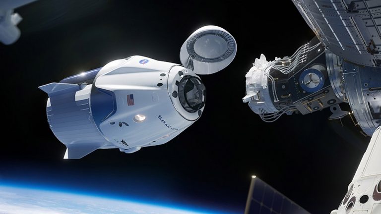 Por que a cápsula Crew Dragon levou 19 horas para percorrer 400 km e atracar na ISS?