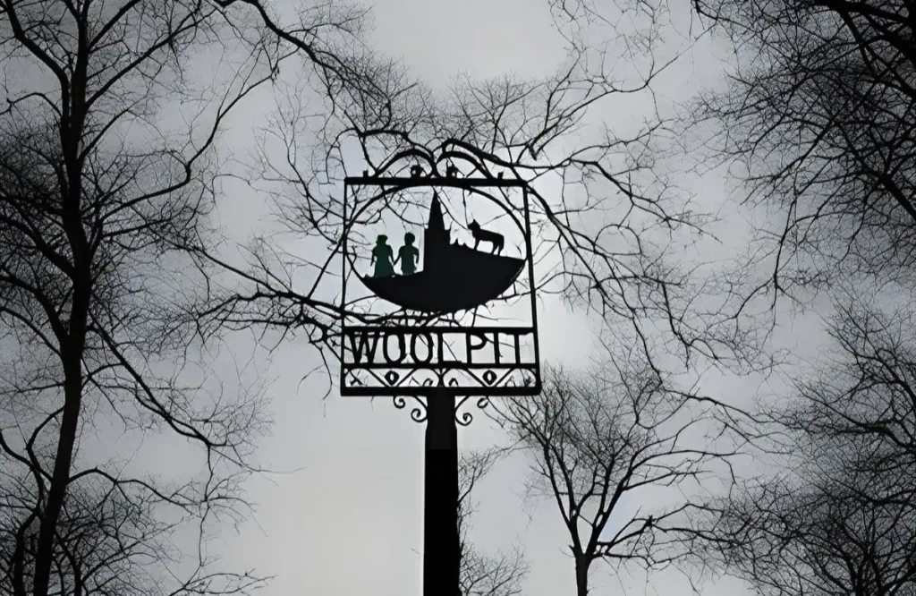 As crianças verdes de Woolpit: evidência extraterrestre ou lenda do século XII? 1 Ilustração ampliada por IA, baseada na obra de Rod Bacon, derivada de 'The green children of Woolpit on the village sign', geograph.org.uk. CC BY-SA 2.0 (Wikimedia)