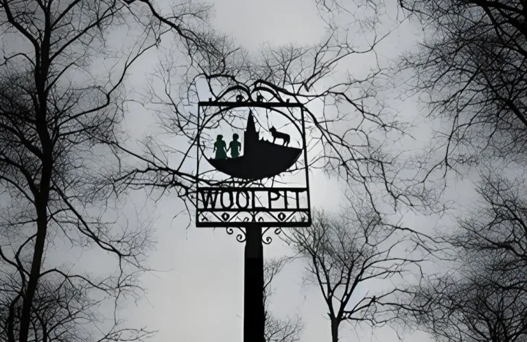 Ilustração ampliada por IA, baseada na obra de Rod Bacon, derivada de 'The green children of Woolpit on the village sign', geograph.org.uk. CC BY-SA 2.0 (Wikimedia)