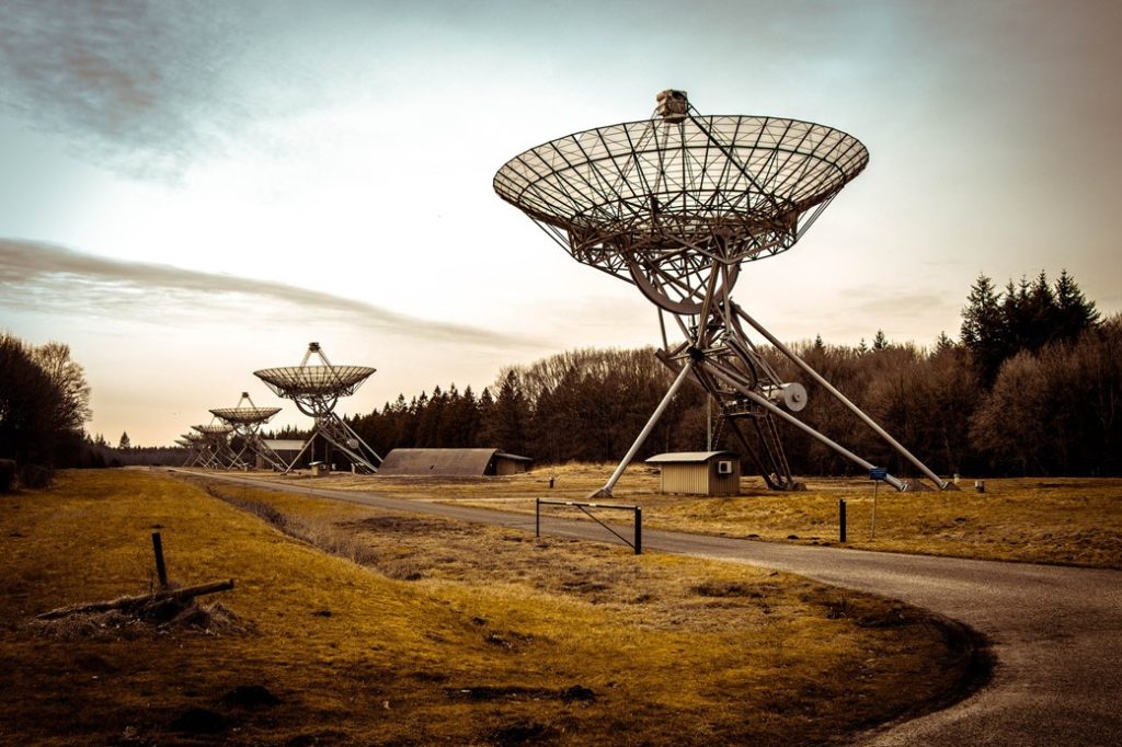 Descoberta de inexplicáveis esferas brilhantes no cosmos perturba astrônomos