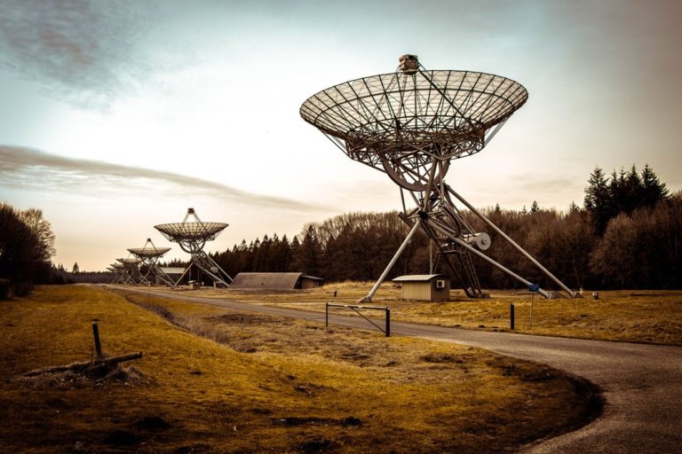 Descoberta de inexplicáveis esferas brilhantes no cosmos perturba astrônomos