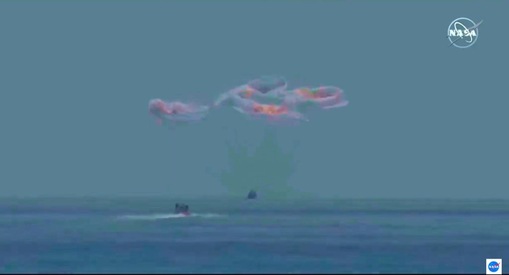 Astronautas retornam à Terra com sucesso a bordo da Crew Dragon 1 Os astronautas Douglas Hurley e Robert Behnken retornaram à Terra com sucesso hoje, 2 de agosto, a bordo da Crew Dragon, da SpaceX, depois de 2 meses na ISS (Foto: reprodução)
