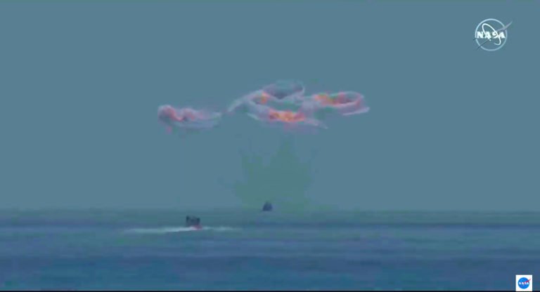 Os astronautas Douglas Hurley e Robert Behnken retornaram à Terra com sucesso hoje, 2 de agosto, a bordo da Crew Dragon, da SpaceX, depois de 2 meses na ISS (Foto: reprodução)