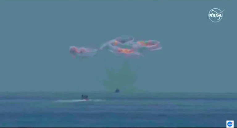 Os astronautas Douglas Hurley e Robert Behnken retornaram à Terra com sucesso hoje, 2 de agosto, a bordo da Crew Dragon, da SpaceX, depois de 2 meses na ISS (Foto: reprodução)