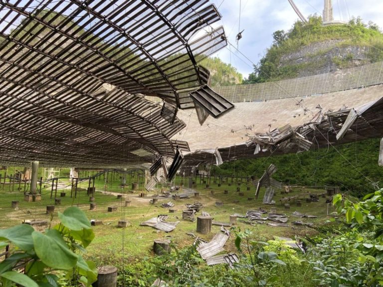 Radiotelescópio do Observatório de Arecibo, uma das mais importantes ferramentas de busca por extraterrestres, parcialmente destruído pelo rompimento de um cabo (Imagem Universidade Central da Flórida/Arecibo)