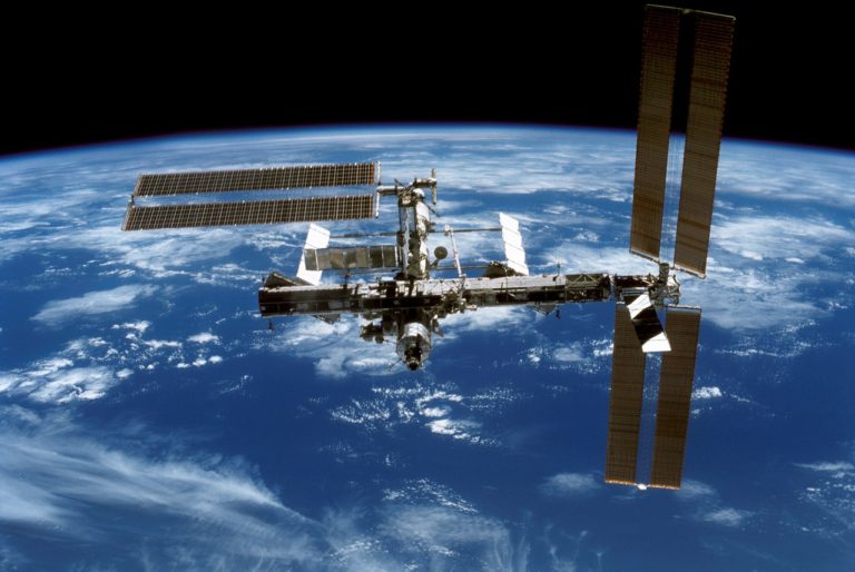 Misterioso vazamento de ar na ISS faz astronautas se abrigarem em área de carga