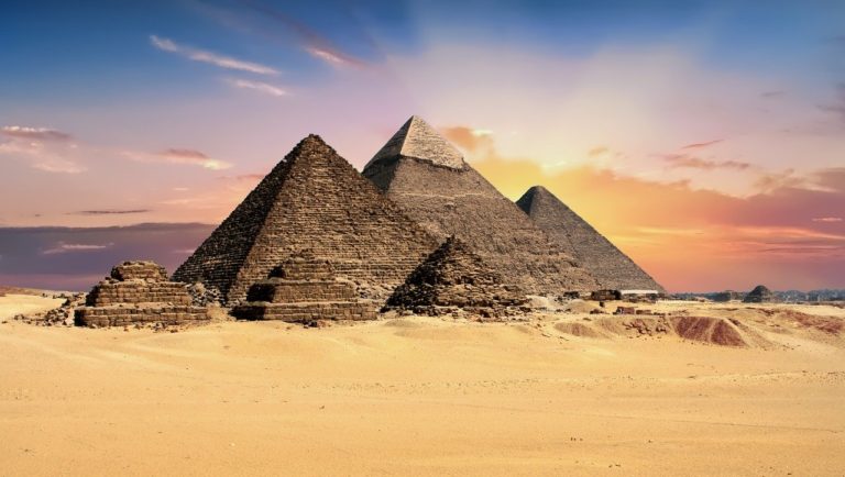 Elon Musk diz que pirâmides foram construídas por alienígenas. Egito nega
