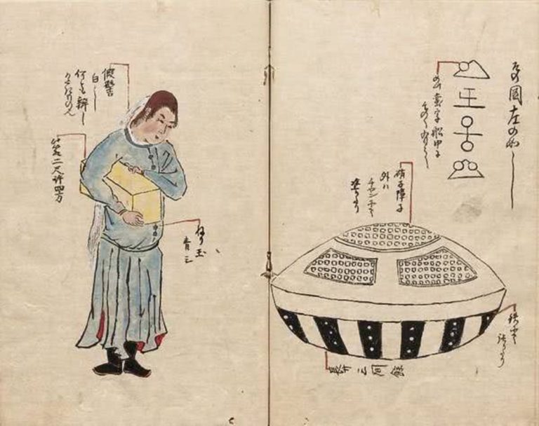 Folclore do Japão tem registros da lenda de um utsurobune (ou "navio oco"), que chegou à província de Hitachi. Uma visitante extraterrestre?