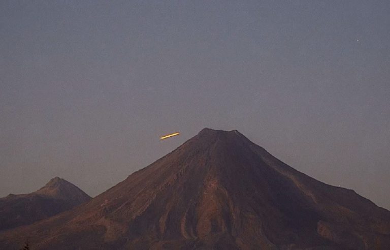 Óvni sobrevoa o vulcão Colima, no México, para durante algum tempo e retorna para a direção de onde veio - 12 março de 2018