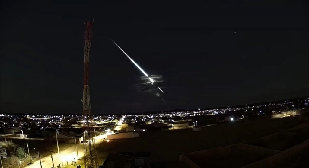 Meteoros rasgam os céus do Brasil: há razões para ficarmos preocupados? 1 Meteoros rasgam os céus do Brasil: há razões para ficarmos preocupados?