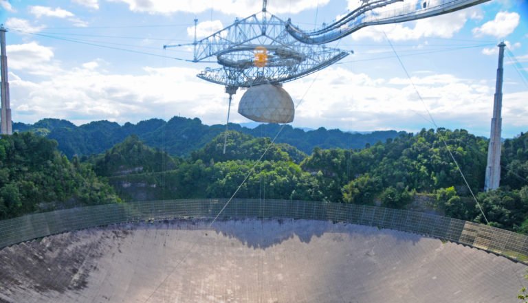 Símbolo da busca SETI, segundo maior radiotelescópio do mundo, Arecibo, em Porto Rico está definitivamente desativado e será demolido. (Foto: David Broad/Wikipedia)