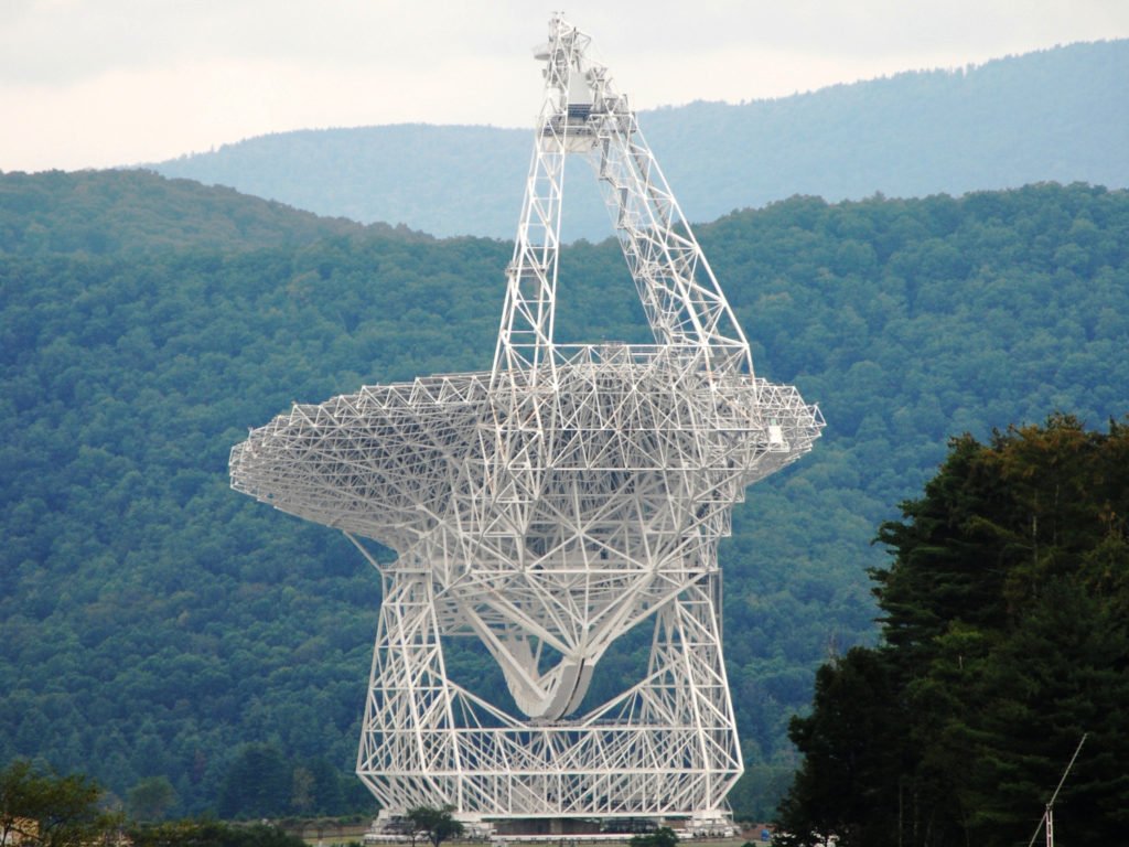 Antena do radiotelescópio de Green Bank - Pesquisa de astrônomos da Universidade da Califórnia amplia precisão na identificação de sinais alienígenas, com filtros para sinais da Terra (Imagem: Wikimedia/Jarek Tuszyński)
