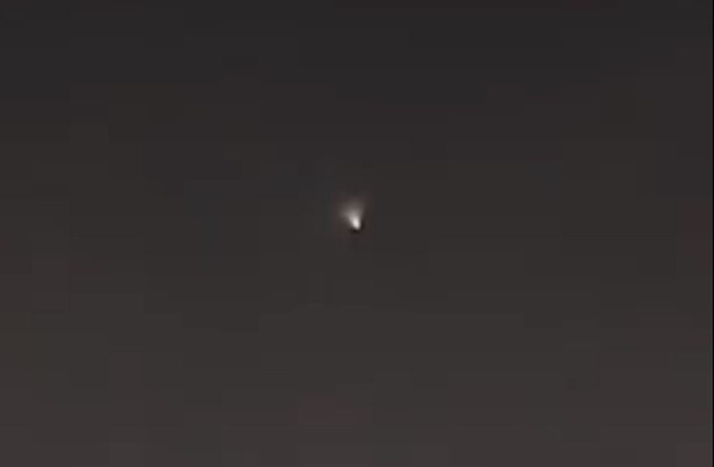 Foguete chinês gera alerta de avistamento de óvni no Brasil 1 Registro do Longa Marcha 5 chinês rumo à Lua gerou relatos de óvni no Brasil (Foto - Reprodução)