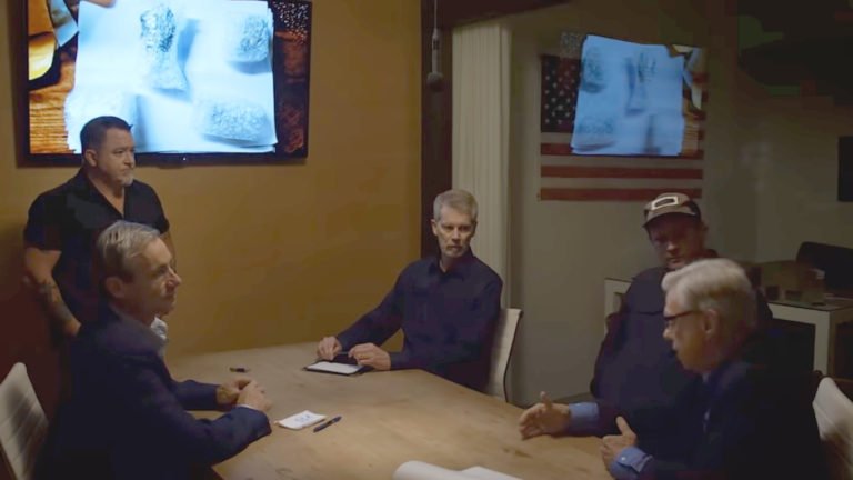 Da esquerda para a direita Lue Elizondo, em pé, Chris Mellon e Steve Justice, com Tom DeLonge e Hal Puthoff_Reprodução Youtube - Canal To The Stars Academy of Arts & Science
