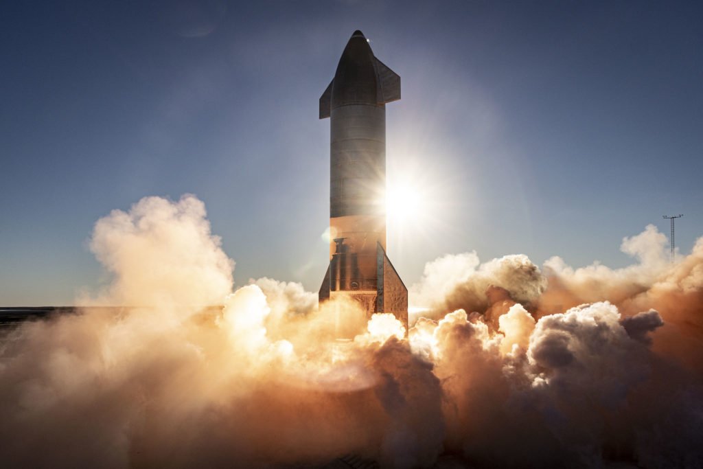 Starship SN8 no momento da decolagem, minutos antes da explosão, em Boca Chica, Texas (Foto SpaceX)
