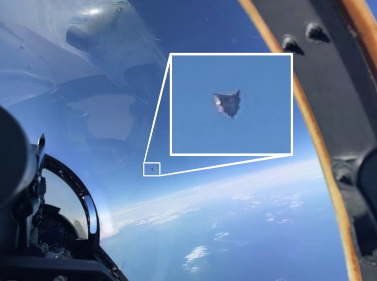 Óvni/UFO/OSNI/UAP em formato de sino Invertido, cubo ou triângulo (?!) fotografado de dentro de um F18. Crédito: The Debrief