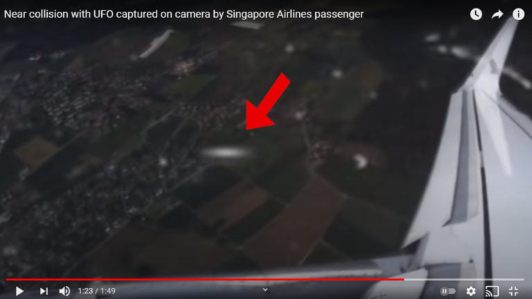 Uma quase colisão no ar com OVNI capturado por passageiro da companhia aérea de Singapura (Reprodução Rumble)