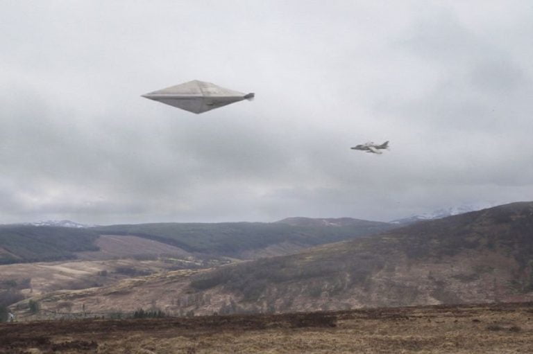 A reconstituição colorizada do UFO sobre Calvine, preparada para um canal de TV com a consultoria de Nick Pope (Foto: Cynon Valley Leader)