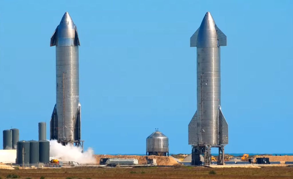 Starship SN9 falha no pouso em novo teste da SpaceX 2 Minutos antes do teste da SpaceX, protótipos Starship SN9 e SN10, lado a lado, na plataforma de lançamento em Boca Chica (Foto: Reprodução/LabPadre/Youtube)