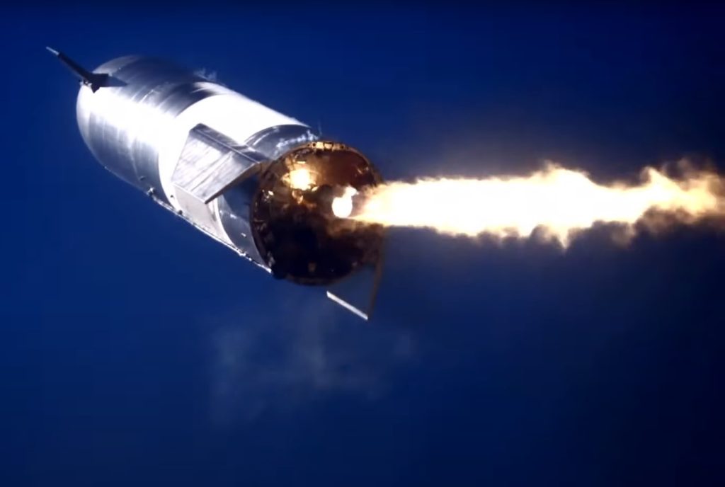 Protótipo Starship SN9 segundos antes do pouso, no momento em que pelo menos um dos motores parece não ter religado, causando o impacto e explosão na plataforma de lançamento (Foto: Reprodução SpaceX/Youtube)