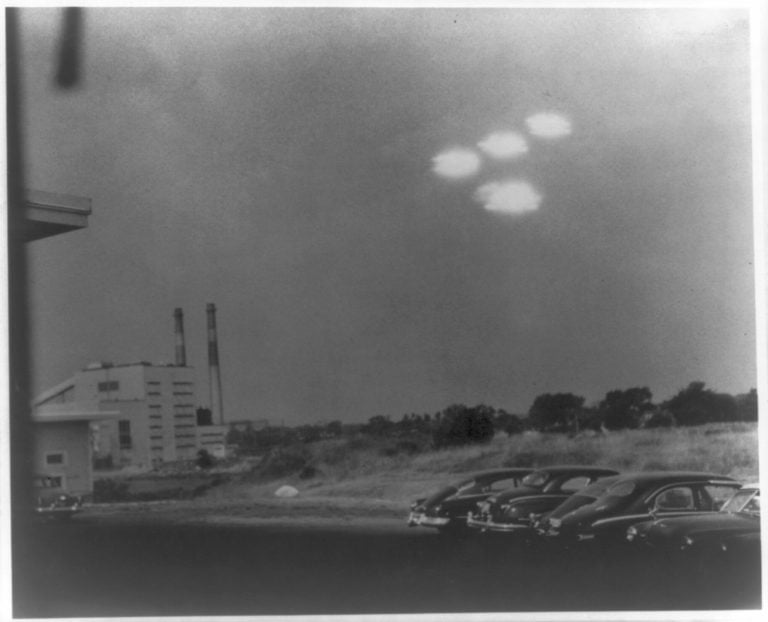A foto da estação aérea de guarda costeira em Salem, primeiro registro de UFOs à luz do dia (Crédito_ Official U.S. Coast Guard photograph 5554. Library of Congress Control Number 2007680837)