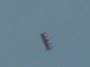 Uma das fotos mais nítidas do óvni cilíndrico, infelizmente não é a de maior resolução: foi recordada com o próprio recurso de edição da máquina para mostrar apenas o objeto (Foto: Alessandro Marques)