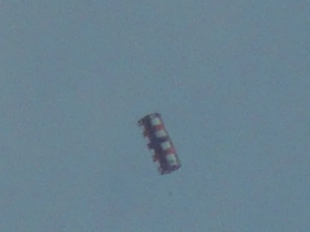 Uma das fotos mais nítidas do óvni cilíndrico, infelizmente não é a de maior resolução: foi recordada com o próprio recurso de edição da máquina para mostrar apenas o objeto (Foto: Alessandro Marques)