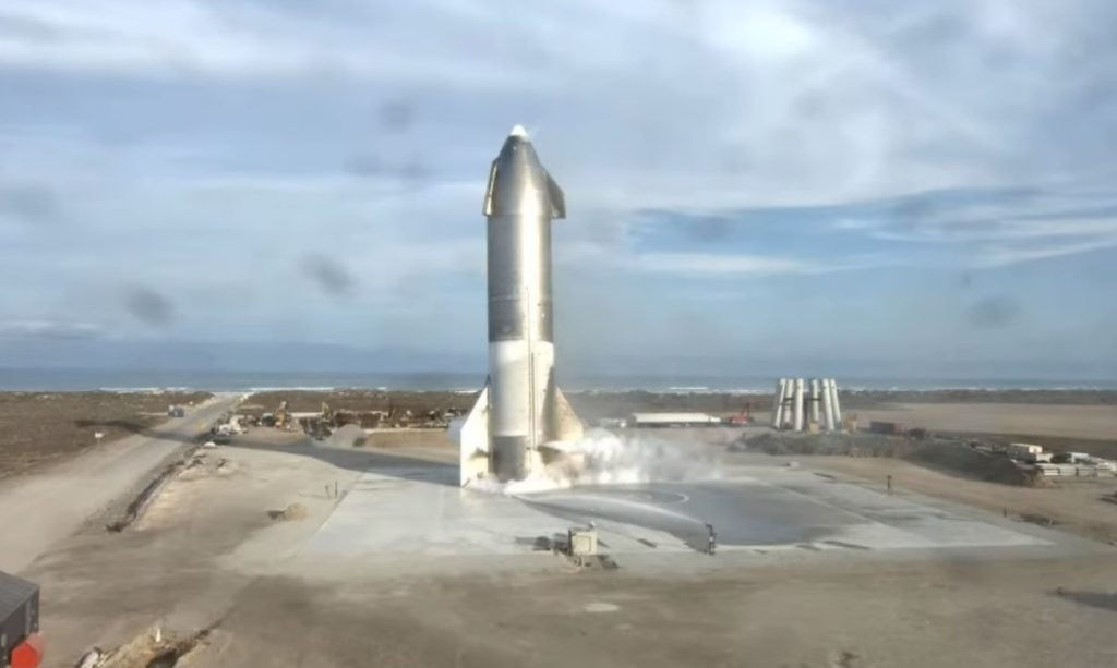Starship SN10 pousa com sucesso, mas explode (de novo) no final 1 Starship SN10 realiza com sucesso pouso após teste de 10km de altitude. Mas explodiu a seguir (Reprodução: Youtube/SpaxeX)