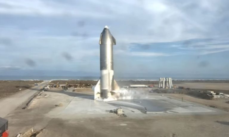 Starship SN10 realiza com sucesso pouso após teste de 10km de altitude. Mas explodiu a seguir (Reprodução: Youtube/SpaxeX)