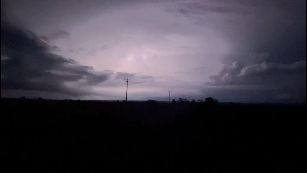 Relatos de raios estranhos e condições atmosféricas incomuns: seriam UFOs? 2 Autor do vídeo foi levado a crer que os raios saiam de um grande objeto: UFOs? (foto reprodução)